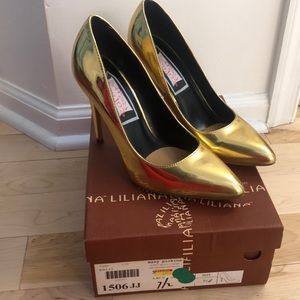 Gold metallic pumps